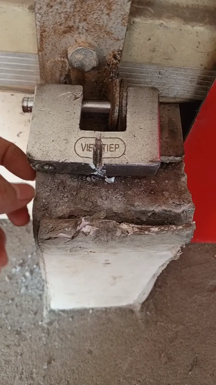 The brutally cut lock